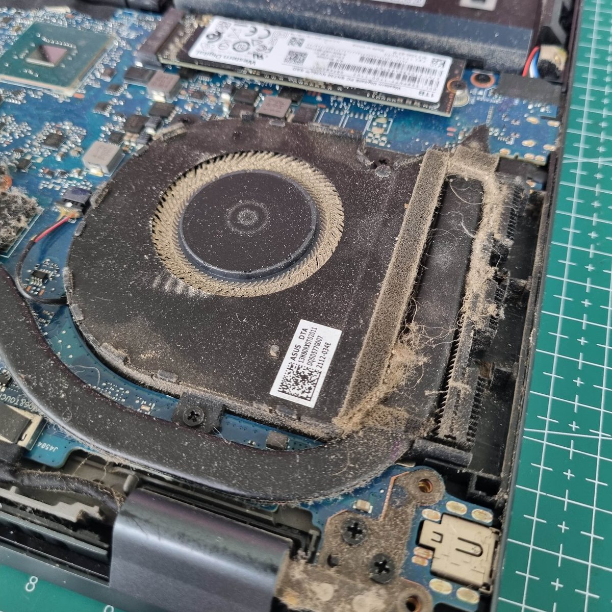 Забитый пылью вентилятор ASUS ZenBook